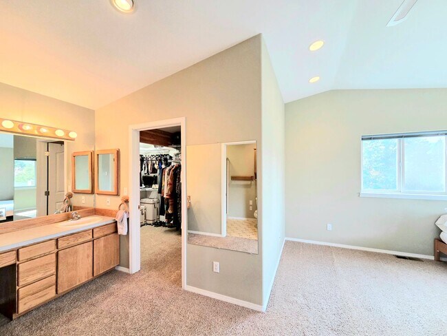 Building Photo - Grandiose Home on 1 Acre -- in East Wenatchee for Rent!!