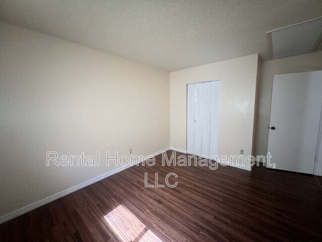 Building Photo - 343 E Rosewood Ln