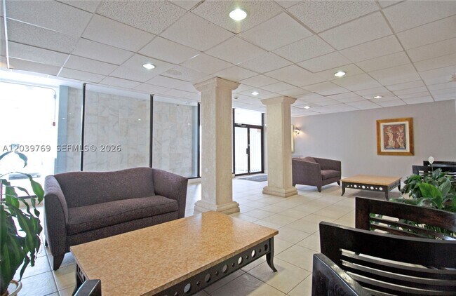 Building Photo - 2016 Bay Dr E