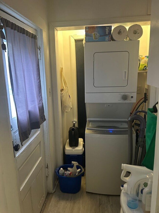 Building Photo - 1802 W 3rd St