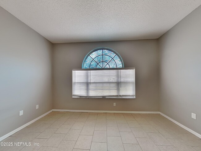 Building Photo - 250 Parkview Dr