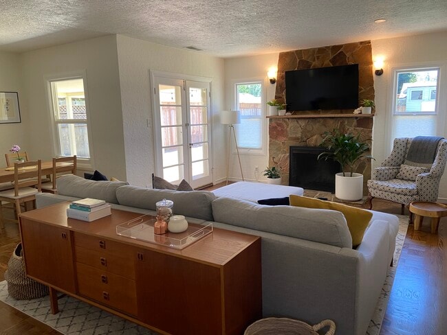 Living room - 2034 Augustan Ave