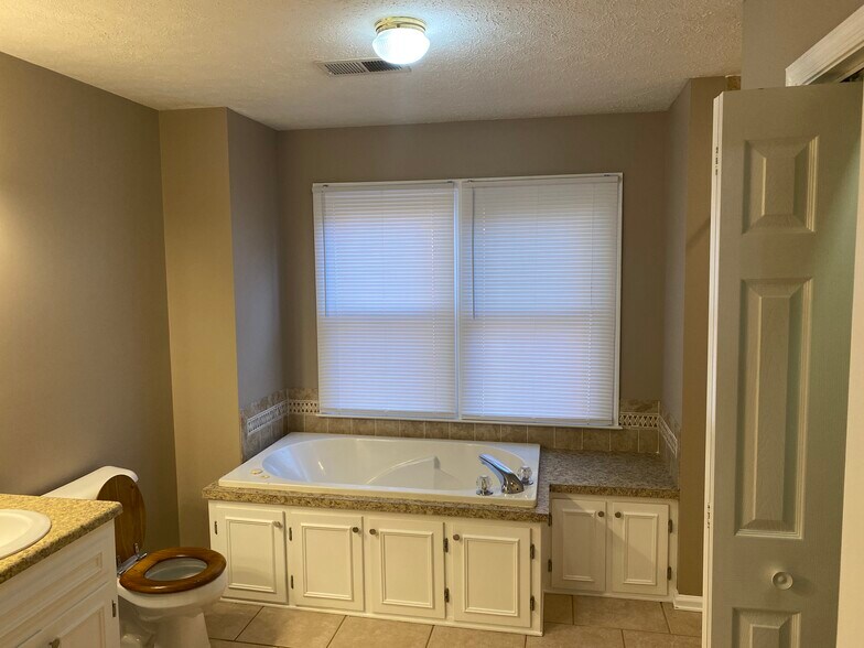 Building Photo - 121 Whispering Pines Ct