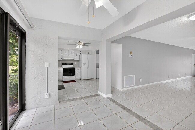 Building Photo - 4944 Equestrian Cir