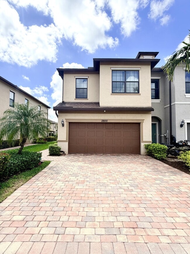 Building Photo - 2800 Troubadour St