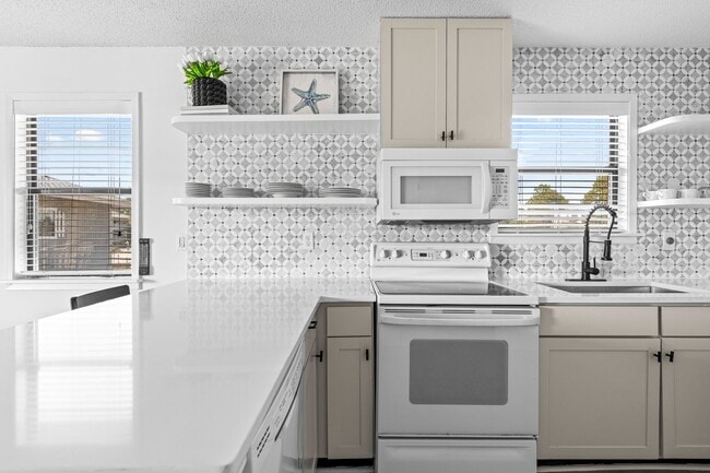 Building Photo - Cute fully furnished 1-Bedroom Codo in Sea...