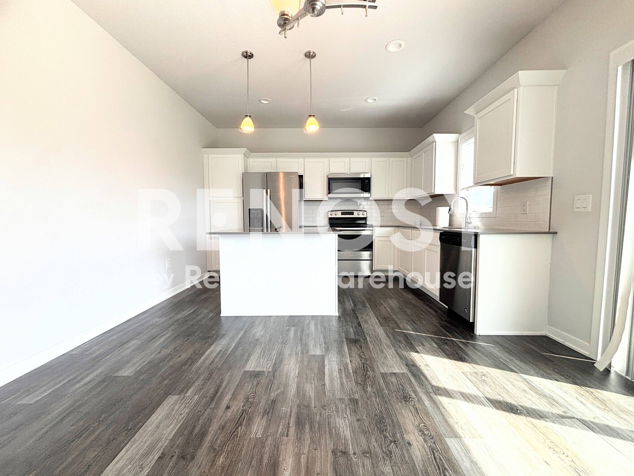 Building Photo - 16620 Oakwood Dr