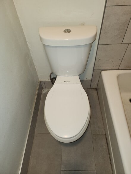Bathroom toilet - 638 Nevada St