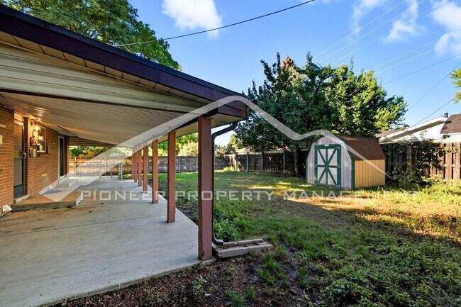 Building Photo - Spacious Home with Washer/Dryer and Fenced Yard