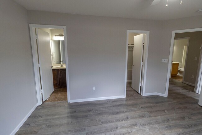 Building Photo - 5305-5307-5307 Currituck Ln