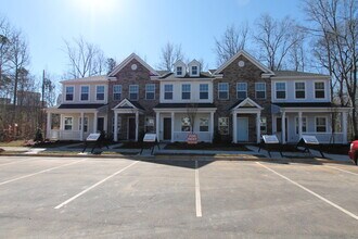 Building Photo - 2BD Townhome minutes from Downtown Pinevil...