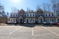 Building Photo - 2BD Townhome minutes from Downtown Pinevil...