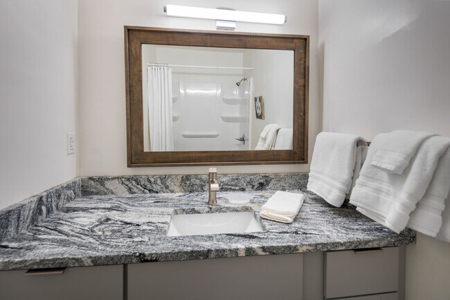 Building Photo - Downtown Anchorage Two Bedroom Two Bath (102)