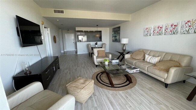 Building Photo - 2500 Parkview Dr