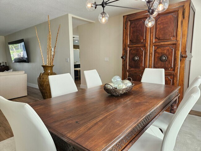 Building Photo - Annual Rental or 6+ month option - FURNISHED HEATED POOL HOME. Gorgeous 3 Bedroom, 3 Bath, 2 Car ...