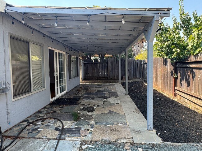 Building Photo - Single story home with low maintenance lan...
