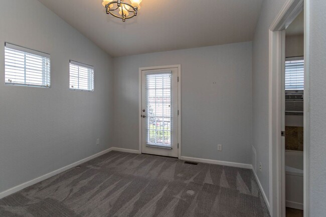 Building Photo - Downtown Living with Style & Views!