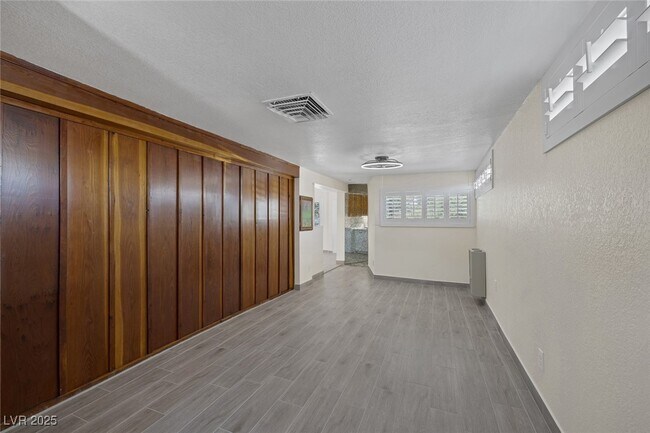Building Photo - 1720 Eastwood Dr