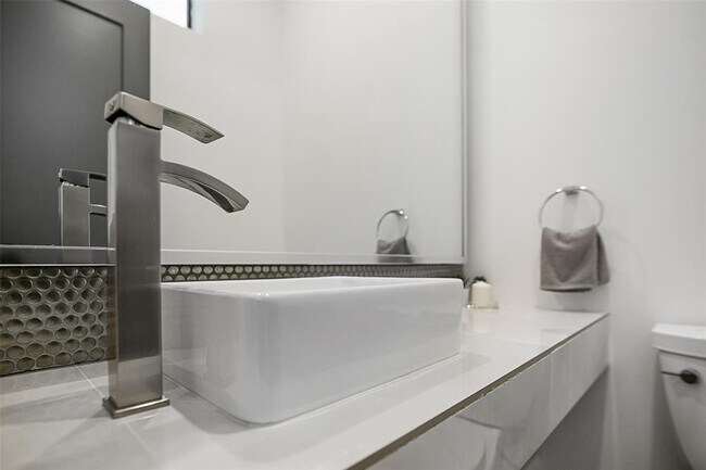 Building Photo - 511 Memorial Heights Dr