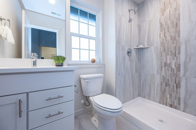 Building Photo - Move in Special! Carefree living in vibrant downtown Puyallup!