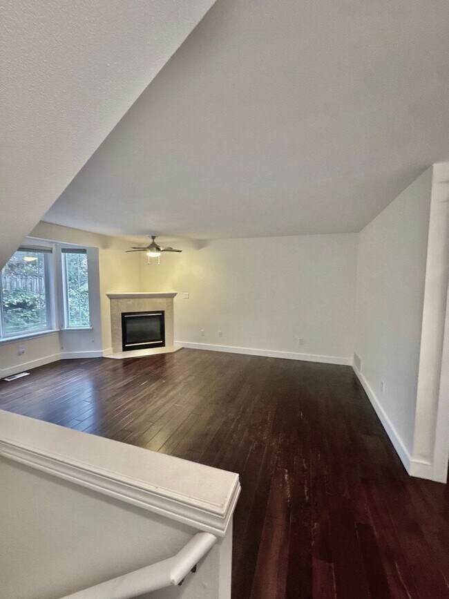 Building Photo - Spacious 2-Bed Townhouse in Seattle’s Greenwood / Phinney Area