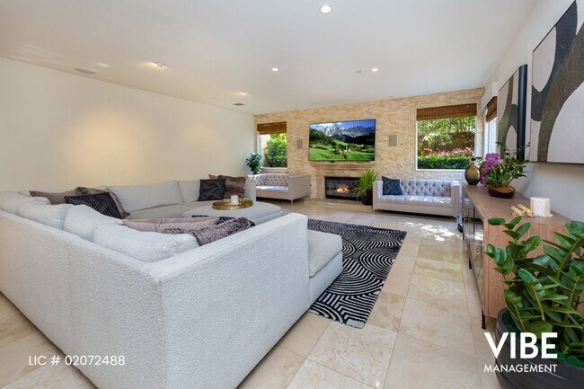 Building Photo - Gated Community-Lynn Oaks Estates Pool Hom...