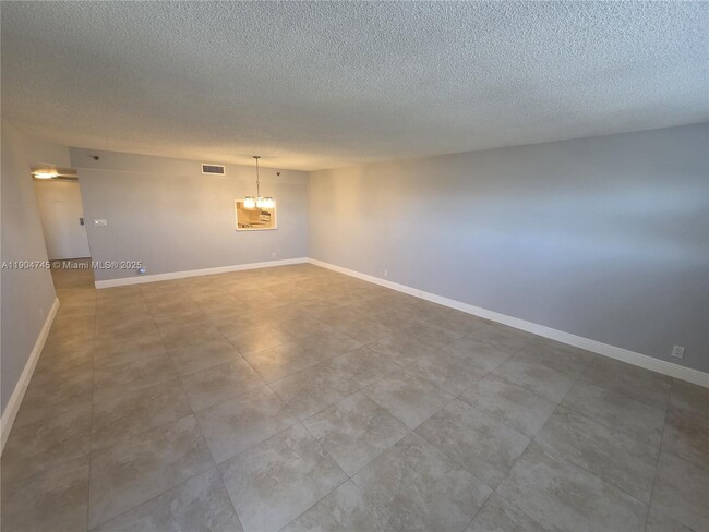 Building Photo - 3200 Port Royale Dr N