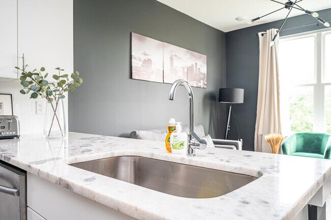 Building Photo - 525 Parkway Dr NE