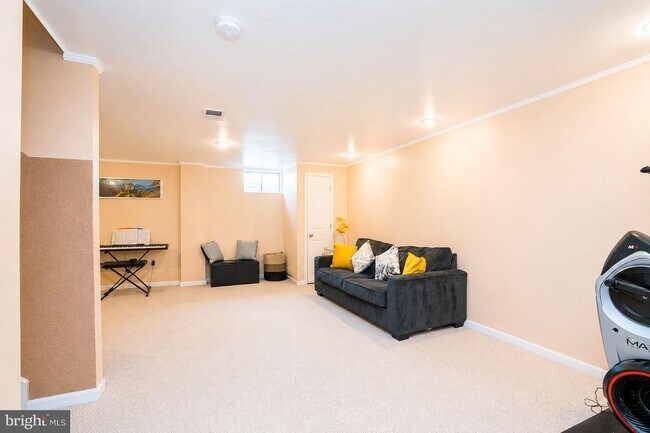 Building Photo - 704 Dahlia Cir