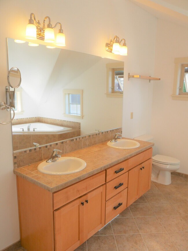 Building Photo - 4 Bedroom Townhouse Blocks from Seattle Un...