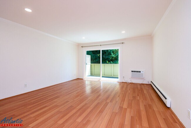 Building Photo - Lovely & Spacious Condo | A/C | In-Unit La...