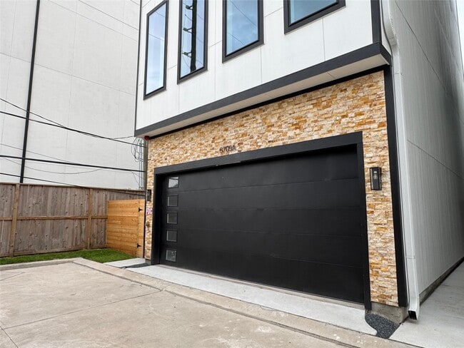 Building Photo - 5705 Dolores St