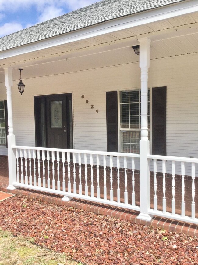 Building Photo - Custom Home On 1.78 Acre Lot
