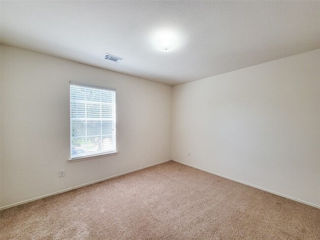 Building Photo - 5746 Roehampton Ct