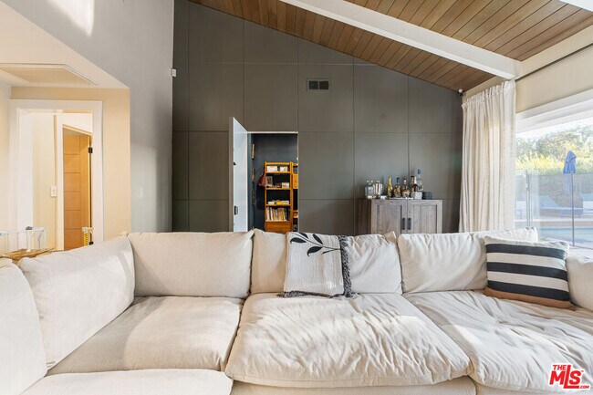 Building Photo - 4731 Deseret Dr