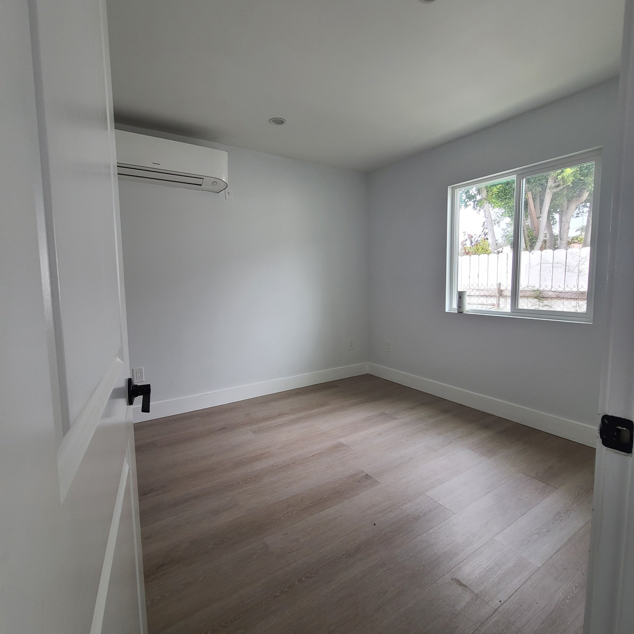 Building Photo - 8151 Hazeltine Ave