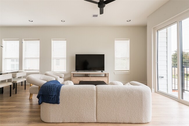 Building Photo - 2426 Ella Blvd