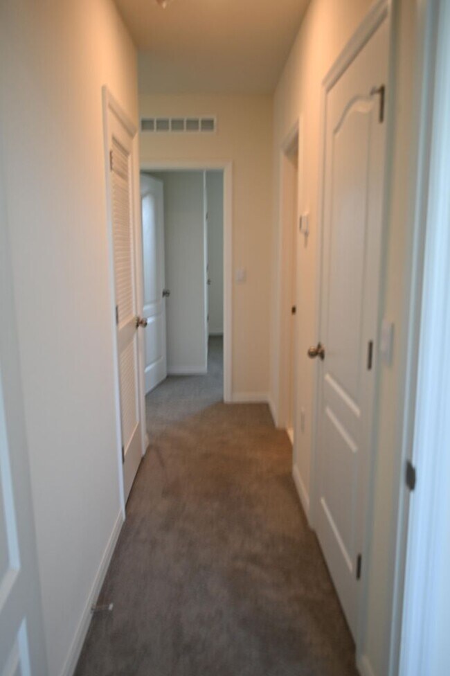 Building Photo - 1341 Middle Lk Dr
