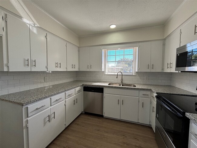 Building Photo - 1009 Lawndale Ave