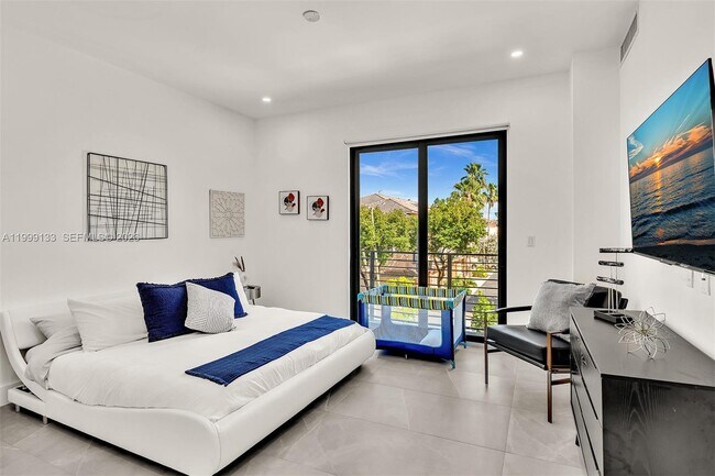 Building Photo - 2100 Miami Rd