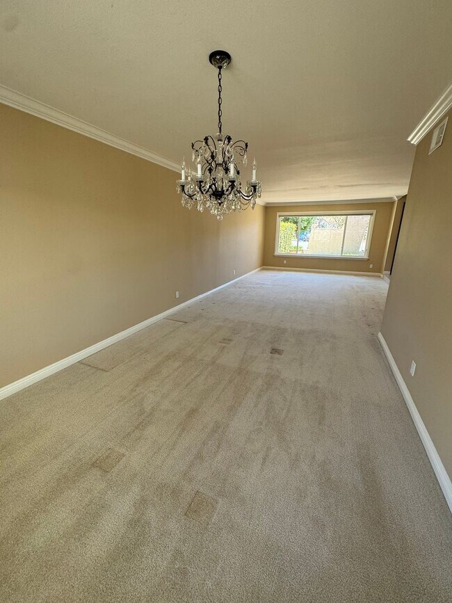 Building Photo - Prime Cul-de-Sac Location with Expansive Backyard