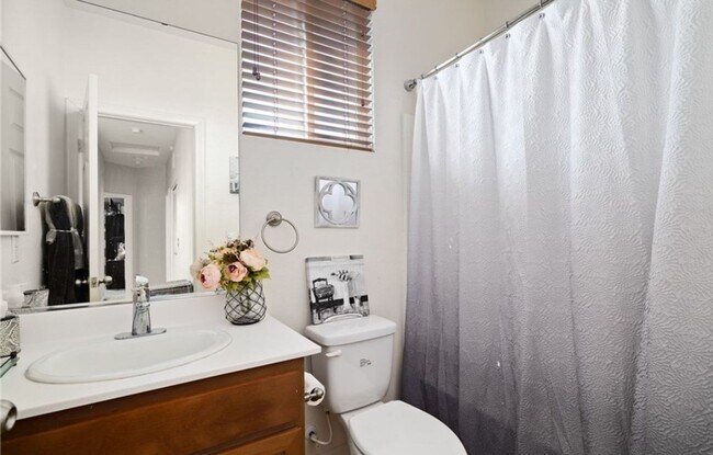 Building Photo - 4 Bed, 4 Bath Home with Solar, A/C, Washer/Dryer and 4 Parking Spaces