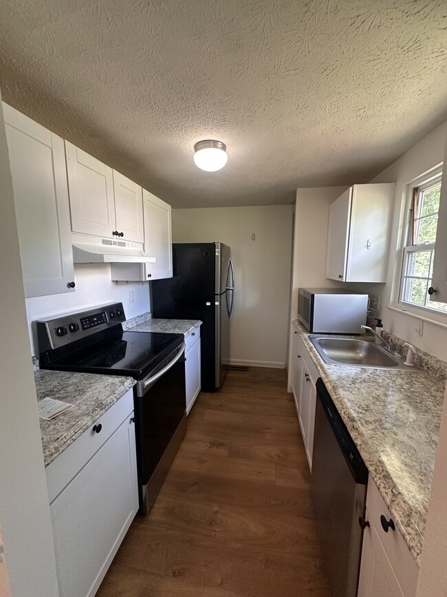 Building Photo - 445 Heather Ridge Dr