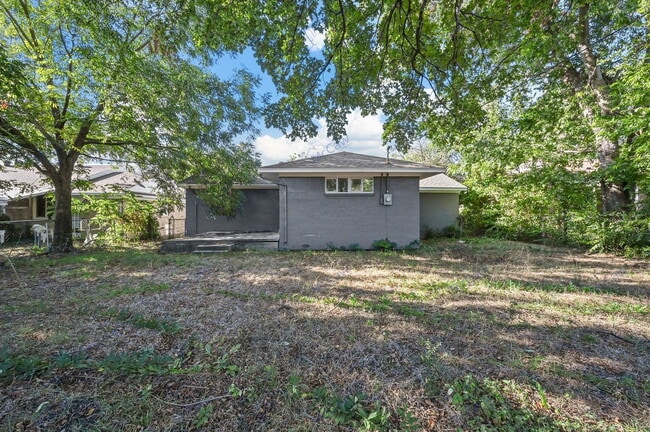 Building Photo - 2517 Tisinger Ave