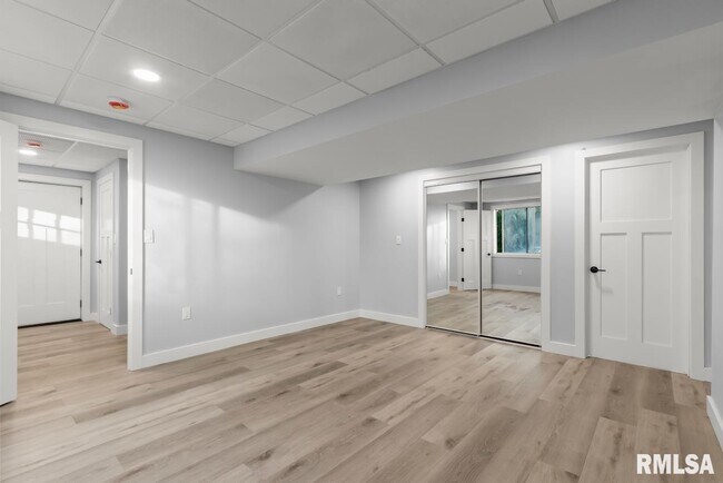 Building Photo - 1900 E Knox St