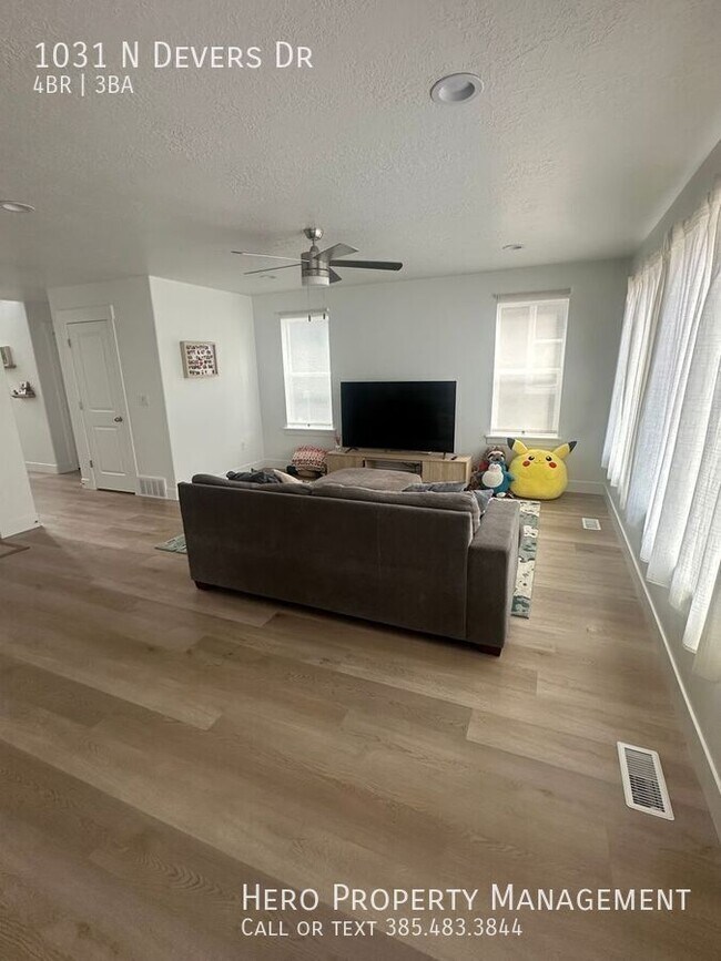 Building Photo - 1031 Devers Dr