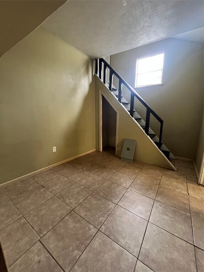 Building Photo - 7933 Brays St