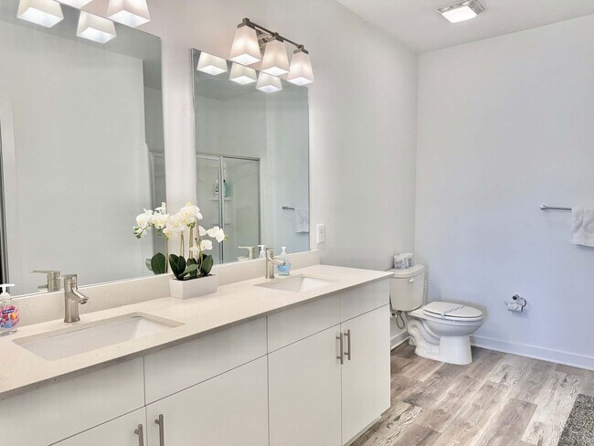 Building Photo - 542 Boulevard NE