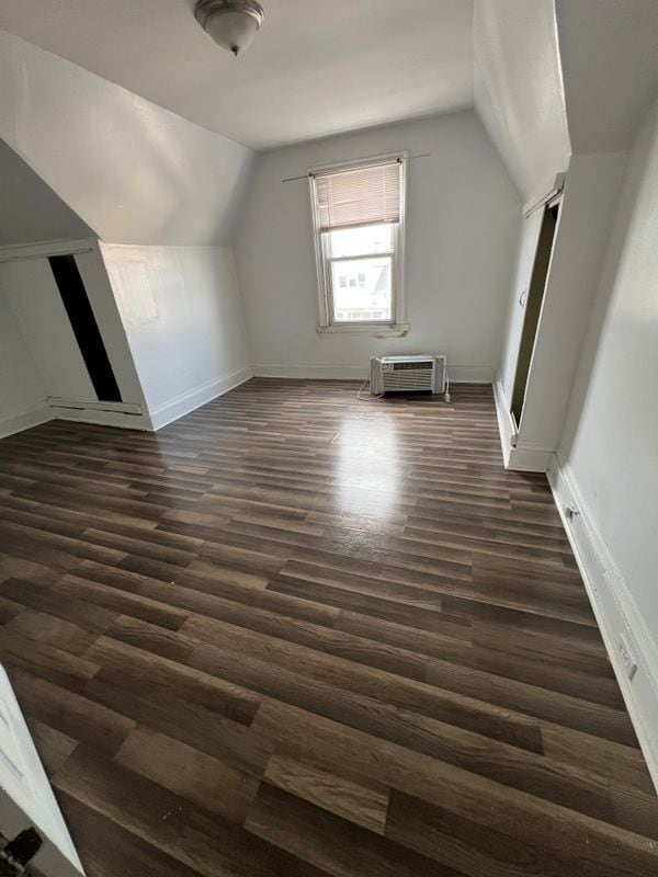 Building Photo - 552 River St