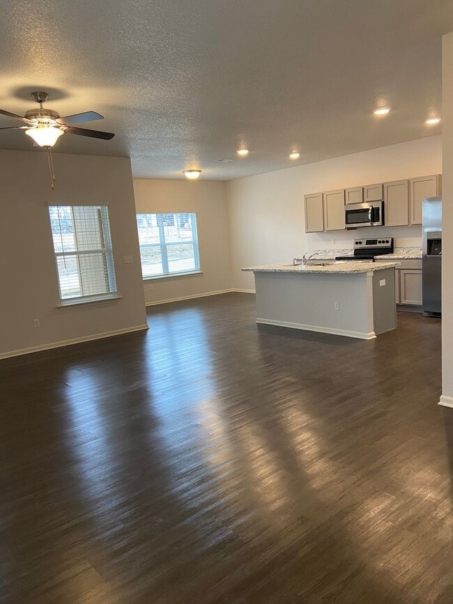 Building Photo - NOW PRELEASING!  Three Bedroom | Two and a Half Bath Home in Spring Hill